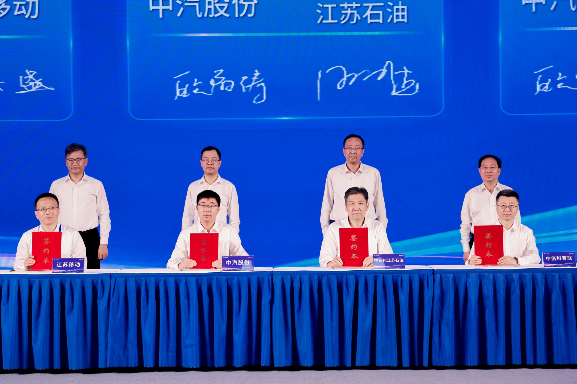 簽約合照.jpg